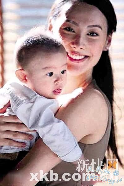 传梁洛施携子回港争赡养费 可能与李嘉诚见面