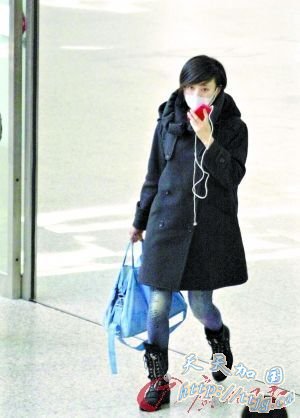 孙俪现身上海小腹微隆 身边友人否认其怀孕