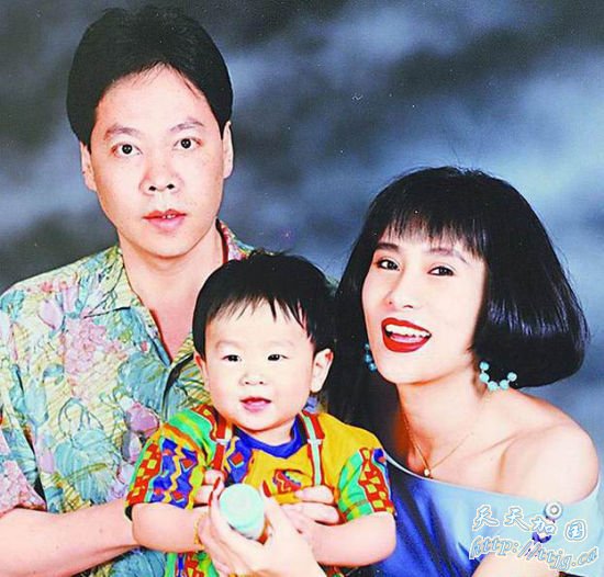 于枫(右)生前和黄文宁(左)育有一子 。