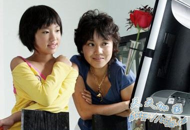 闫妮与女儿(资料图)