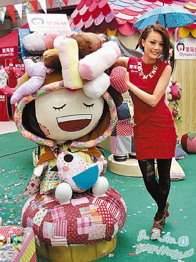 容祖儿与妈妈深夜跳健康舞减肥 月底英国演出