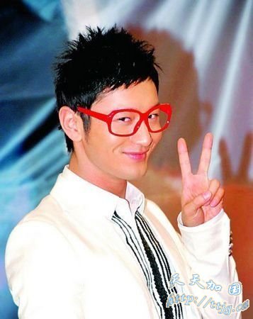 黄晓明出海冲浪遇险 海上漂流十分钟后获救