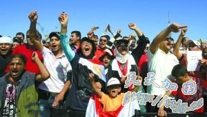 13日,埃及沙姆沙伊赫国际医院外,群众举行抗议穆巴拉克的集会。 13日,埃及沙姆沙伊赫国际医院外,群众举行抗议穆巴拉克的集会。