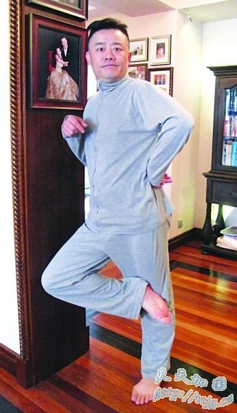 周立波光脚照曝光 斥巨资为御用琴师办音乐会