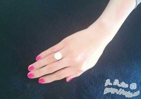 张雨绮微博上秀钻戒。