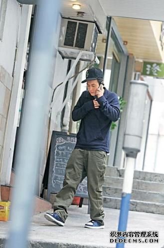 点图查看下一页 陈冠希街边小店吃鸡排饭 潮人打扮帅气精神(图)