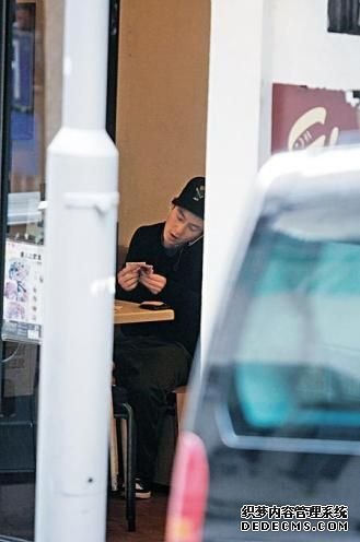 陈冠希街边小店吃鸡排饭 潮人打扮聊电话(组图)