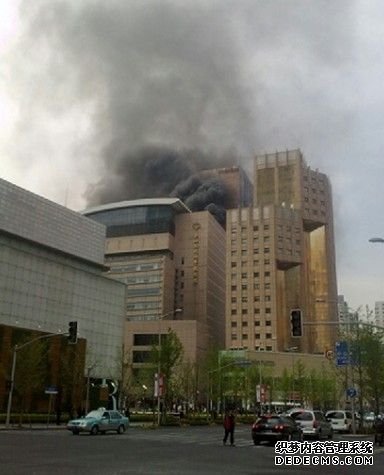 上海静安区一建筑起火 附近交通临时封锁(图)