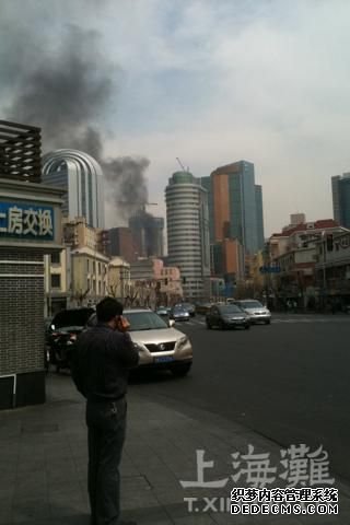 上海静安区一建筑起火 附近交通临时封锁(图)