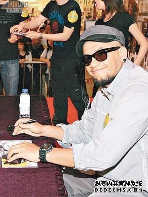 张震岳香港签唱挺林峰 称恋爱就是在床上玩