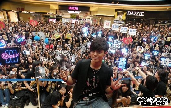 罗志祥广州举办签售会。