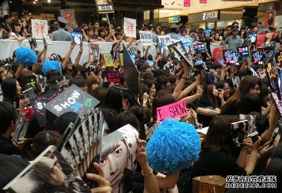 罗志祥广州签售场面火爆。