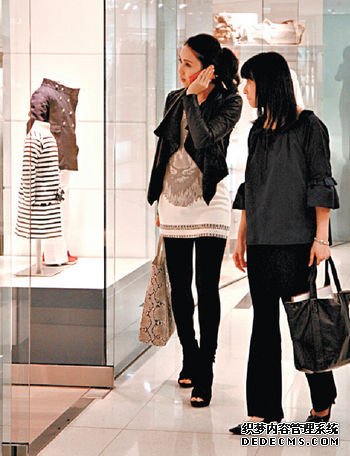 已为人母的黎姿脚踏四寸高跟鞋逛街。