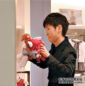 黎姿买下一大堆公仔玩具,店员侍候。