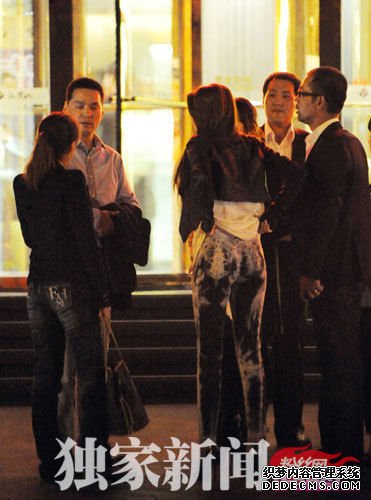 金喜善京城“陪吃”烧烤 当众提裤子显不雅(图)