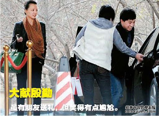 谈完事出门时,朋友拎着两包礼物放到董卿的车上。