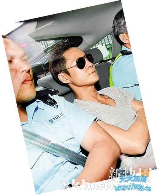 蔡一杰酒驾撞车后赴警局协助调查。