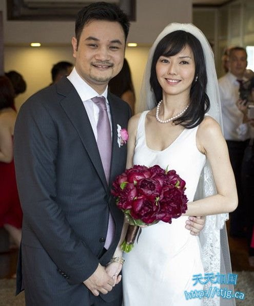 孙燕姿的婚纱照。