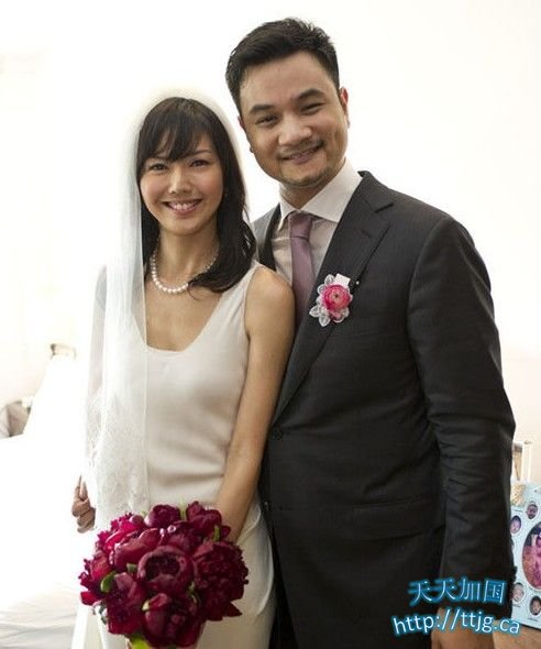 孙燕姿的婚纱照。