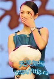 章子怡泪洒现场。