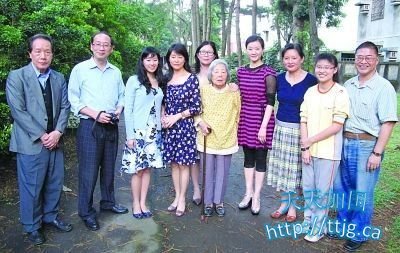 宋祖英与台北婶婶家人合影。
