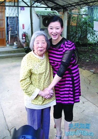 宋祖英与婶婶。