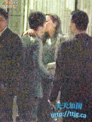 汪圆圆与蔡加赞当街拥吻。