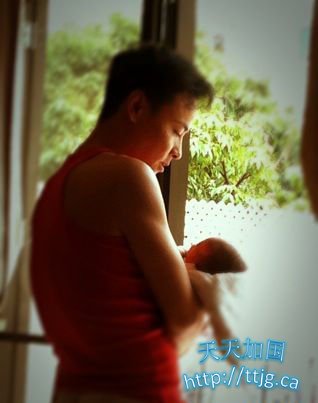 蔡少芬自曝老公张晋与女儿合影 感慨父爱伟大