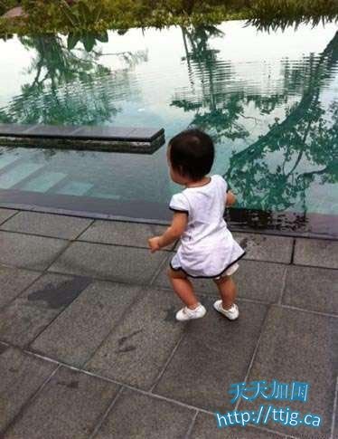 赵薇女儿学走路。