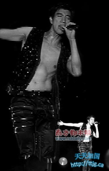 王力宏“不慎露点”,女歌迷看得目不转睛。 南都记者 陈坤荣 摄