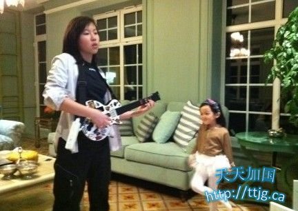 窦靖童伴奏李嫣跳芭蕾舞。