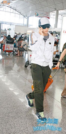 谢霆锋现身机场。