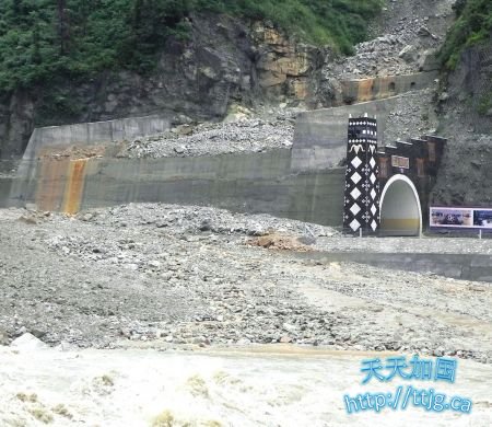 四川多地发生泥石流 多处道路中断