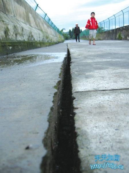 四川多地发生泥石流 多处道路中断