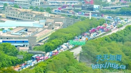 重庆中梁山突发山火3000人参与救火