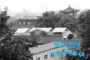 刘老根会馆内的晋翼会馆,四合院屋顶上出现3个尖顶罩棚。