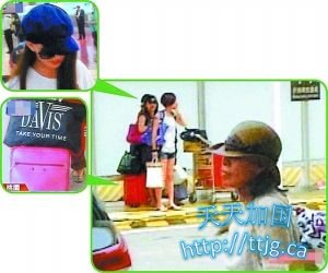 周妈妈(前)与昆凌(箭头处)一起回到台湾。