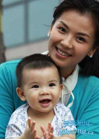 刘涛抱着儿子。(资料图)